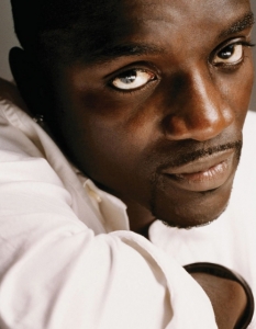 Akon - StadiumКога: някъде през юниЖанр: R&B, Денс попКакво: Четвърти студиен албум на изпълнителя от сенегалски произход. Akon e работил с хаус диджея David Guetta, както и с трима души от семейството на покойната реге легенда Боб Марли - Деймиън, Джулиън и Стивън.