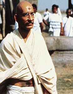 Gandhi (Ганди)Отличен с осем награди "Оскар", Gandhi (Ганди) е филм на Ричард Атенбъроу (Richard Attenborough), пресъздаващ историята на Махатма Ганди. Главната роля е поверена на Бен Кингсли (Ben Kingsley). 