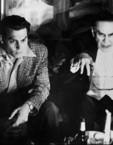 Ed Wood (Ед Ууд)Ed Wood (Ед Ууд) е филм на Тим Бъртън (Tim Burton), отличен с два "Оскара". Главната роля е поверена Джони Деп (Johnny Depp), който се превъплъщава в образа на филмовия режисьор Едуард Ууд, известен с изключителната си продуктивност и множеството технически гафове в лентите му. 