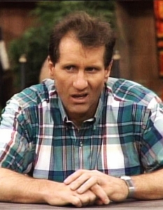 Al Bundy - Married with ChildrenЕдин наистина емблематичен персонаж. Ал Бънди от ситкома на Fox Married with Children (Женени с деца) е недоволен от живота мъж. В това няма нищо изненадващо, защото не само е женен и има деца, но и работи в магазин за обувки. Освен това иска съвсем прости неща - бира, телевизия и тишина, а не ги получава. Ролята на Ал е едно от най-известните превъплъщения на актьора Ед О