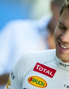 12. Себастиан Фетел (Sebastian Vettel)Спорт: Формула 1Държава: ГерманияГодини: 25Успехи: Трикратен шампион във Формула 1 (2010 г., 2011 г., 2012 г.), общо 28 победи от Гран При и 49 качвания на подиумаИзвън спорта: Участва в реклами на Head & Shoulders; озвучава анимационен герой в немскоезичната версия на филма Cars 2; рекламно лице на Red Bull заради отбора, в който се състезава.