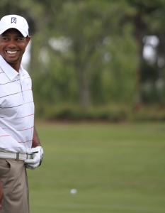 11. Тайър Уудс (Tiger Woods)Спорт: ГолфДържава: САЩГодини: 47Успехи: The Masters - 4 първи места, US Open - 2 първи места, The Open Championships - 3 първи места, PGA Championship - 4 първи места, PGA Tour победи - общо 78.Извън спорта: Смятан за най-желан от рекламодателите спортист. След развода му ситуацията се променя, но името му все още привлича нови спонсори. В момента се среща със скиорката Линдзи Вон.