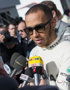 7. Люис Хамилтън (Lewis Hamilton)Спорт: Формула 1Държава: ВеликобританияГодини: 28Успехи: Световен шампион във Формула 1 за 2008 г., общо 21 победи в стартове от Гран При и 51 качвания на подиума. Извън спорта: Рекламно лице на Mercedes, Petronas и BlackBerry. Увековечен с восъчна фигура в музея на Мадам Тюсо. Гадже на певицата Никол Шерцингър.