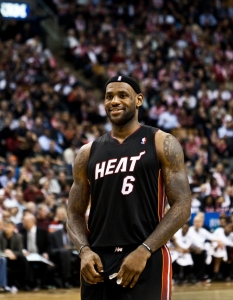 14. ЛеБрон Джеймс (LeBron James)Спорт: БаскетболДържава: САЩГодини: 28Успехи: Шампион на NBA с Маями Хийт (Miami Heat), MVP на финалната серия, 4 пъти MVP през сезона в NBA, двукратен олимпийски шампион с отбора на САЩ Извън спорта: Участва в реклама на Samsung Galaxy; има спонсорски договори с Nike, McDonald