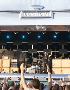 D2 на сцената на Bon Jovi в София - 11