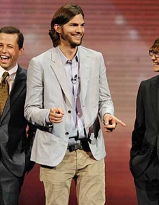 Ashton Kutcher - Two and a Half Men Повечето от вас вероятно знаят, че кариерата на Аштън Къчър (Ashton Kutcher) започва в сериал -  That 