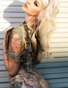 Диви и красиви: Сексапилът на дамите с татуирани тела - 12