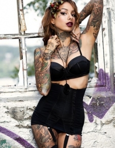 Диви и красиви: Сексапилът на дамите с татуирани тела - 15