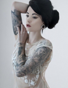Диви и красиви: Сексапилът на дамите с татуирани тела - 17