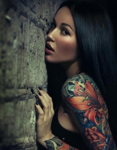 Диви и красиви: Сексапилът на дамите с татуирани тела - 23