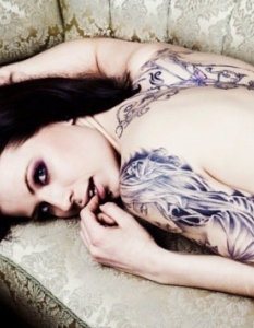 Диви и красиви: Сексапилът на дамите с татуирани тела - 24