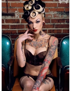 Диви и красиви: Сексапилът на дамите с татуирани тела - 25
