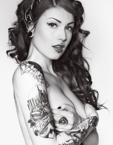 Диви и красиви: Сексапилът на дамите с татуирани тела - 26