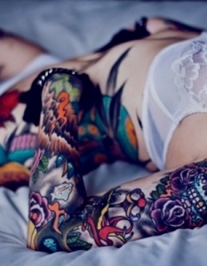 Диви и красиви: Сексапилът на дамите с татуирани тела - 30