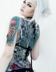 Диви и красиви: Сексапилът на дамите с татуирани тела - 31