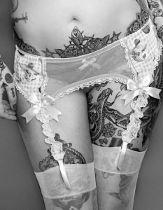 Диви и красиви: Сексапилът на дамите с татуирани тела - 32