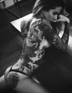 Диви и красиви: Сексапилът на дамите с татуирани тела - 5