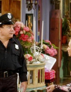 Danny DeVito - FriendsНа моминските партита в повечето случаи се появява красавец в полицейска униформа. В култовия ситком Friends (Приятели) обаче стриптийзьорът се оказва Дани Де Вито (Danny DeVito), който (въпреки първоначалното разочарование) все пак успява да спретне запомнящо се шоу. 