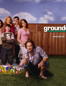 Grounded for Life Grounded for Life е ситком, който стартира през 2001 г. по Fox. След като се излъчва два сезона, сериалът е спрян по време на третия, от който излизат само два епизода. Въпреки това Grounded for Life веднага е купен от The WB, които излъчват остатъка от трети сезон и поръчват още два.