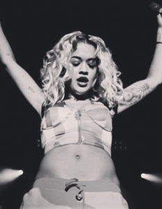 Топ 25 най-щури и провокативни Instagram снимки на Rita Ora - 14