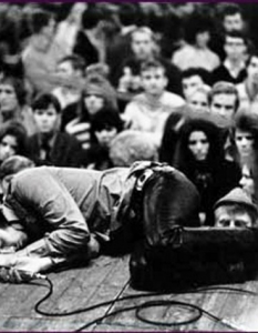 2. Джим Морисън и друга музикална легенда - Франк Синатра (Frank Sinatra) - използвали един и същ микрофон по време записи. Според Джак Холцман вокалистът на The Doors бил крайно екзалтиран от факта, че ще записва албума Strange Days със същия микрофон, на който джазменът е изпял голяма част от вечните си хитове. 
