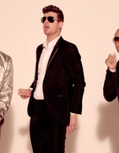 Robin Thicke - Blurred Lines ft. T.I. & Pharrell (Behind-the-scene; uncencensored) - 11