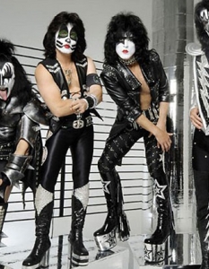 KISS във филма Detroit Rock City (1999)Надали някой е очаквал, че самите KISS няма да участват във филма, описващ култа към тях, още повече че един от продуцентите е самият Джийн Симънс (Gene Simmons). Една от най-рокендрол продукциите, които киното някога е виждало.
