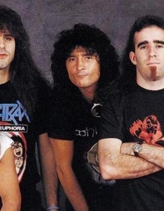 Anthrax в сериала Married With Children (1992)Не само по света, но и в България сериалът "Женени с деца" има статус на култова поредица. За доброто му име, без съмнение, заслуга имат и музикантите от Anthrax, които участват в един от епизодите. Траш метъл героите гостуват в къщата на семейство Бънди и изпълняват парчето In My World.
