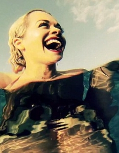 Rita Ora & Snoop Dogg - Torn Apart (Behind-the-scene) - 6