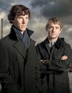 Холмс (Holmes) и Уотсън (Watson) - Sherlock Може би най-известният детективски тандем в световната литература е съставен от ексцентричния Шерлок Холмс (Sherlock Holmes) и верния му помощник доктор Уотсън (Doctor Watson). През последните няколко години двамата шестват по екраните в съвременни адаптации и се радват на впечатляващ успех. Особено в Sherlock на BBC, където легендарните персонажи са поверени на Бенедикт Къмбърбач (Benedict Cumberbatch) и Мартин Фрийман (Martin Freeman).