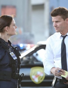 Буут (Booth) и Бренън (Brennan) - BonesЕмили Дешанел (Emily Deschanel) и Дейвид Бореаназ (David Boreanaz), на които са поверени главните роли в сериала Bones (Кости), също са брилянтен разследващ тандем. Агент Буут (Дейвид Бореаназ) и доктор Темперънс Бренън (Емили Дешанел), която е гениален съдебен антрополог, са способни да разкрият всяко престъпление, дори когато разполагат буквално само с няколко кости.