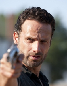 Rick Grimes - The Walking Dead В случая на Рик Граймс "лош късмет" е слабо определение. След като е прострелян и изпада в кома, той се събужда в болница само за да разбере, че светът е превзет от зомбита. Мислите, че това му стига? Е, създателите на The Walking Dead (Живите мъртви) явно не смятат така. 
Затова Рик се впуска в опасно търсене  и рискува многократно живота си, за да открие съпругата и сина си. Успява да ги намери, но пък се оказва, че жена му има връзка с най-добрия му приятел и с това проблемите му тепърва започват. Ролята е поверена на Андрю Линкълн (Andrew Lincoln).