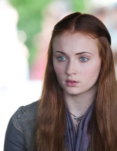 Sansa Stark - Game of ThronesВсяко момиче мечтае да бъде кралица. Точно за това мечтае и очарователната Санса Старк. Вместо това обаче ѝ се случват далеч по-неприятни неща. Баща ѝ е обезглавен като предател, бъдещият ѝ съпруг е садистичен хлапак, а самата тя се оказва в негов плен. И това е само началото. 
Предстои ѝ да претърпи огромна доза унижение, да загуби и останалите членове на семейството си и вместо за краля, бил той и изверг, да се омъжи за далеч не толкова привлекателен според общоприетите разбирания мъж.
Онези от вас, които освен сериала на HBO познават и романите на Джордж Р. Р. Мартин (George R. R. Martin), са наясно, че неволите на Санса не се изчерпват с изброените събития. Ролята е поверена на Софи Търнър (Sophie Turner). 