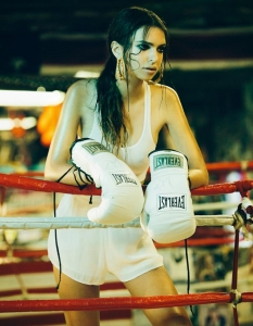 Емили Ратайковски нокаутира с убийствено секси фотосесия на боксовия ринг - 1