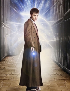 Дейвид Тенант (David Tennant)
 Безспорно това е един от топ любимците на феновете на Doctor Who. Десетият Доктор е изключително самоуверен, отворен към хората и оптимистично настроен.
 Въпреки това неведнъж е доказвал, че може да бъде и много отмъстителен, ако някой посегне на най-близките му хора.