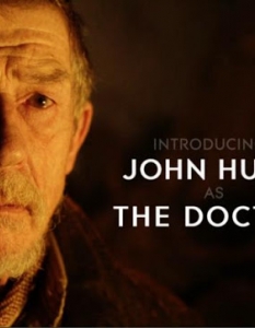 Джон Хърт (John Hurt)
Хърт, който е икона в британското кино, направи своя дебют в образа на Доктора в последния епизод от седми сезон на новите серии - The Name of the Doctor.
Подробностите за него са съвсем малко. Знае се, че той е инкарнация на Доктора между тези на Макган и Екълстън, но делата му са били толкова мрачни, че е бил забравен в миналото.