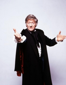 Джон Пъртуий (Jon Pertwee)
Третият Доктор на Джон Пъртуий е една от инкарнациите, която събира всички качества на героя. Той е енергичен и самоуверен; има излъчването на джентълмен и е обвит в мистерия.
Безспорно Пъртуий е един от най-големите любимци на всички фенове на Doctor Who, а истории като Inferno и The Time Warrior са сред вечните класики от поредицата.
