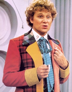 Колин Бейкър (Colin Baker)
Шестият Доктор е вероятно най-противоречивият от всички до момента заради егоистичния му характер и постоянните промени в настроението му, отразяващи се в многоцветния му костюм. 
Докторът на Бейкър се смята за най-добрата своя инкарнация и е изключително самоуверен и непредвидим. Тези негови качества разделят феновете на Doctor Who на две части - такива, които го харесват, и други, които не изпитват симпатии към него.