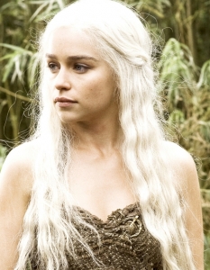 Емилия Кларк (Game of Thrones) Британската актриса Емилия Кларк (Emilia Clarke) е безспорен фаворит не само на мъжката аудитория. 
На нея е поверена една от основните роли в хитовия сериал на HBO Game of Thrones (Игра на тронове) - тази на Денерис Таргариен. 