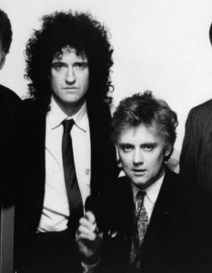 10. Innuendo - от албума Innuendo (1991)Откриващата песен от последния студиен албум на Queen е и пилотен сингъл от него, но поради своята дължина от 6 минути и половина трудно се вписва в радио програмите. Песента е написана съвместно от Меркюри и Тейлър.
