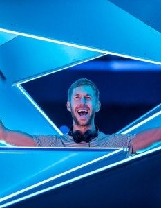 1. Calvin Harris - $46 милиона 
 Роденият на 17 януари 1984 г. шотландски диджей избира своето  призвание в ранна тийнейджърска възраст и още преди да навърши 30 вече е  постигнал всичко в професията си, за което би могъл (или дори не би  дръзнал) да мечтае... Приходите му от музикалната индустрия, възлизащи на $46 млн., са по-големите  от тези на Jay-Z или Кейти Пери през последните 12  месеца, което също е показателно както за успеха му, така и за размера  и глада на аудиторията на клубните и радио хитове, които той и останалите диджеи,  включени в тази класация, произвеждат.