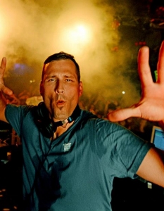 10. Kaskade - $16 милиона
На 42, американският диджей Kaskade е един от най-възрастните членове  на тази класация, но също толкова продуктивен и неуморен, колкото и  далеч по-младите си колеги. През последните 12 месеца той е реализирал  130 лайв събития, голяма част от които са включени в неговото турне Freaks of Nature. Kaskade е един от първите диджеи, които успешно се налагат на музикалната сцена в Лас Вегас.