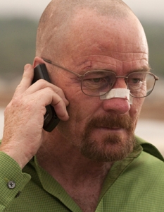 Walter White - Breaking BadУолтър Уайт е грижовен съпруг, добър баща и учител по химия в гимназия. Освен това е болен от рак и произвежда метаамфетамини. В ролята на Уолтър е Брайън Кренстън (Bryan Cranston), когото повечето от вас вероятно асоциират и с друга роля на баща, макар и доста различен, а именно Хел в Malcolm in the Middle (Малкълм). 