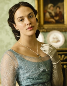 Джесика Браун Финдли (Jessica Brown Findlay) 
Най-известната й роля безспорно е на лейди Сибил Брансън в историческата поредица Downton Abbey (Абатството Даунтън).
Въпреки че е драматичен, сериалът успя да предостави достатъчно поле за изява за Джесика Браун Финдли и нейната изключително авантюристично настроена героиня – характер, който се доближава в някаква степен и до този на Лара Крофт.