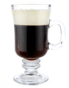 Irish Coffee (Създател: Джо Шеридан)
Изсипете 2 унции ирландско уиски, 5 до 6 унции кафе и 2 супени лъжици захар (за предпочитане кафява) в предварително загрята прозрачна чаша с дръжка. Разбъркайте и добавете внимателно отгоре дебел слой леко разбита сметана. Не разбърквайте сметаната!  