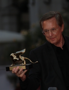 Носителят на Оскар William Friedkin (The French Connection, The Exorcist, Sorcerer, Cruising, To Live and Die in L.A., The Guardian, Jade, Bug, Killer Joe) позира със своята почетна награда от 70-тия Venice Film Festival за цялостен принос към киното.