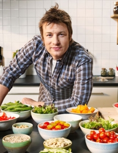 The Naked ChefОтново брилянтен британец с кулинарен талант. Джейми Оливър (Jamie Oliver) е абсолютен любимец на публиката и водещ на няколко хитови предавания, а кариерата му започва с The Naked Chef на BBC Two. 
