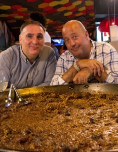 Bizarre Foods with Andrew ZimmernBizarre Foods на Travel Channel определено не е типичното кулинарно предаване. Водещият Андрю Зимерн (Andrew Zimmern) ни разхожда по цял свят, за да ни запознае с местната кухня. Той често се спира на ястия, които повечето зрители биха определили като странни, екзотични или направо отвратителни, и проследява приготвянето и сервирането им. Освен това често участва и в изяждането им.