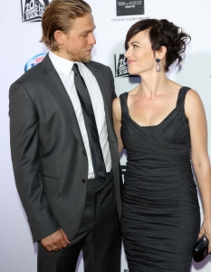 Charlie Hunnam & Maggie Siff 