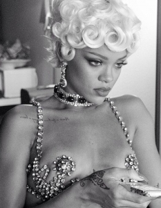 Rihanna в Pour it Up (Behind-the-scene) - 1